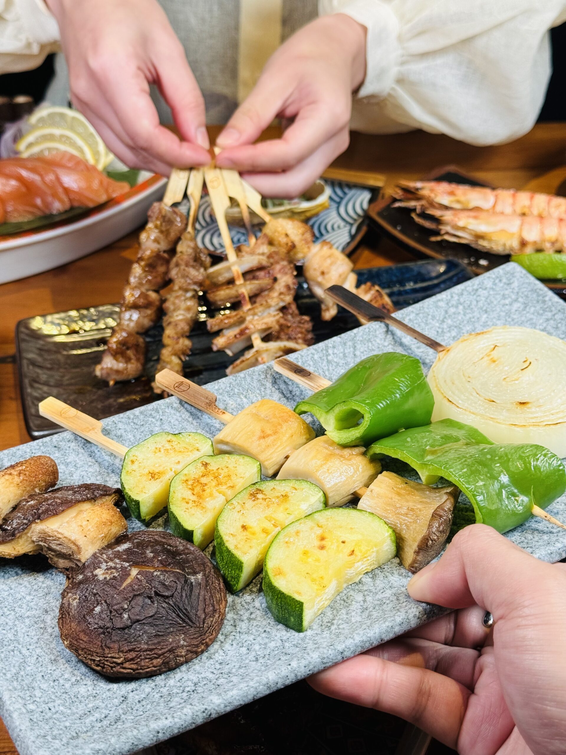 高雄後驛商圈『万x串燒酒場』超爆棚 燒鳥系列必點 生啤半價 @高雄美食底對
