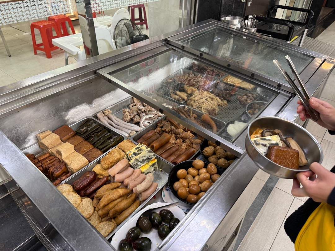 『福安陽春麵』在第三十年老店 大骨湯自己撈 @高雄美食底對