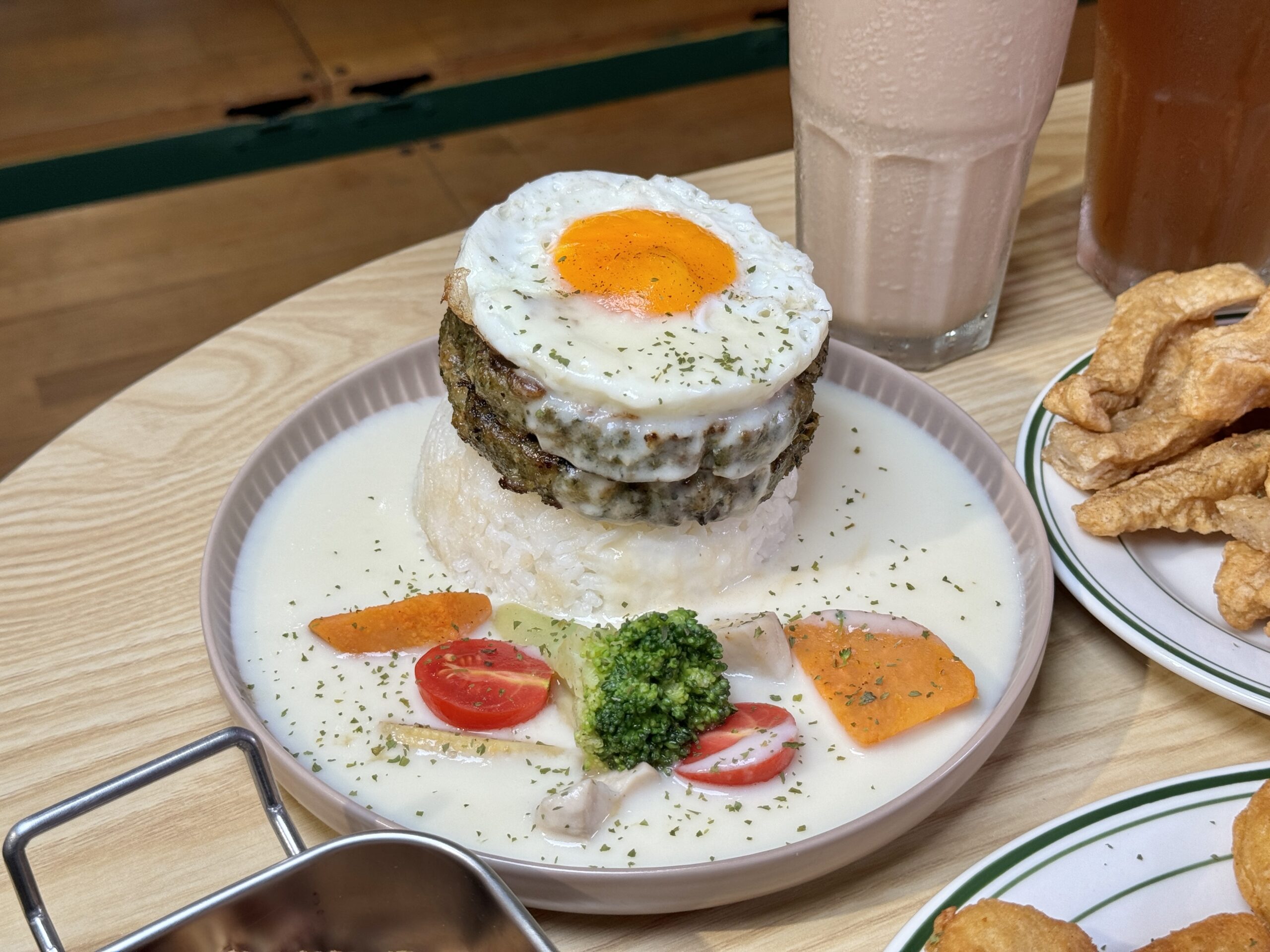 瑞豐夜市附近 新開幕 『好哇好哇美式餐館』漢堡排飯 手打漢堡 米樂福 @高雄美食底對