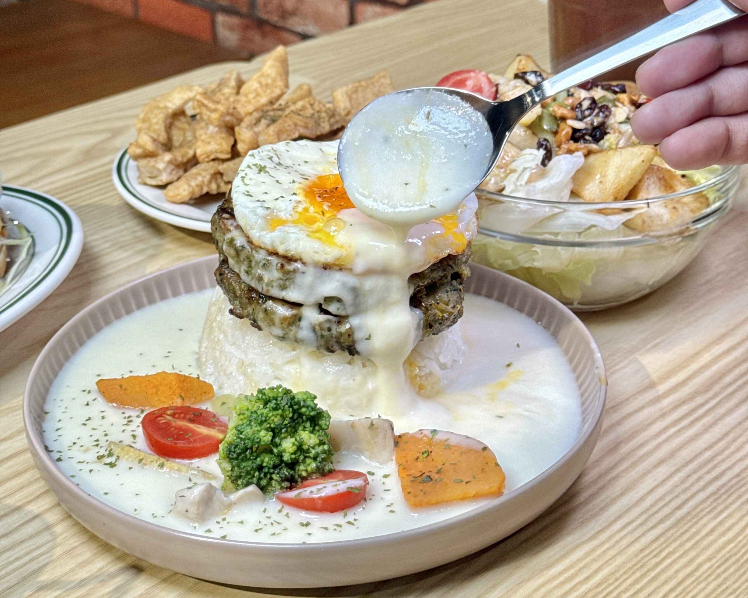 瑞豐夜市附近 新開幕 『好哇好哇美式餐館』漢堡排飯 手打漢堡 米樂福 @高雄美食底對