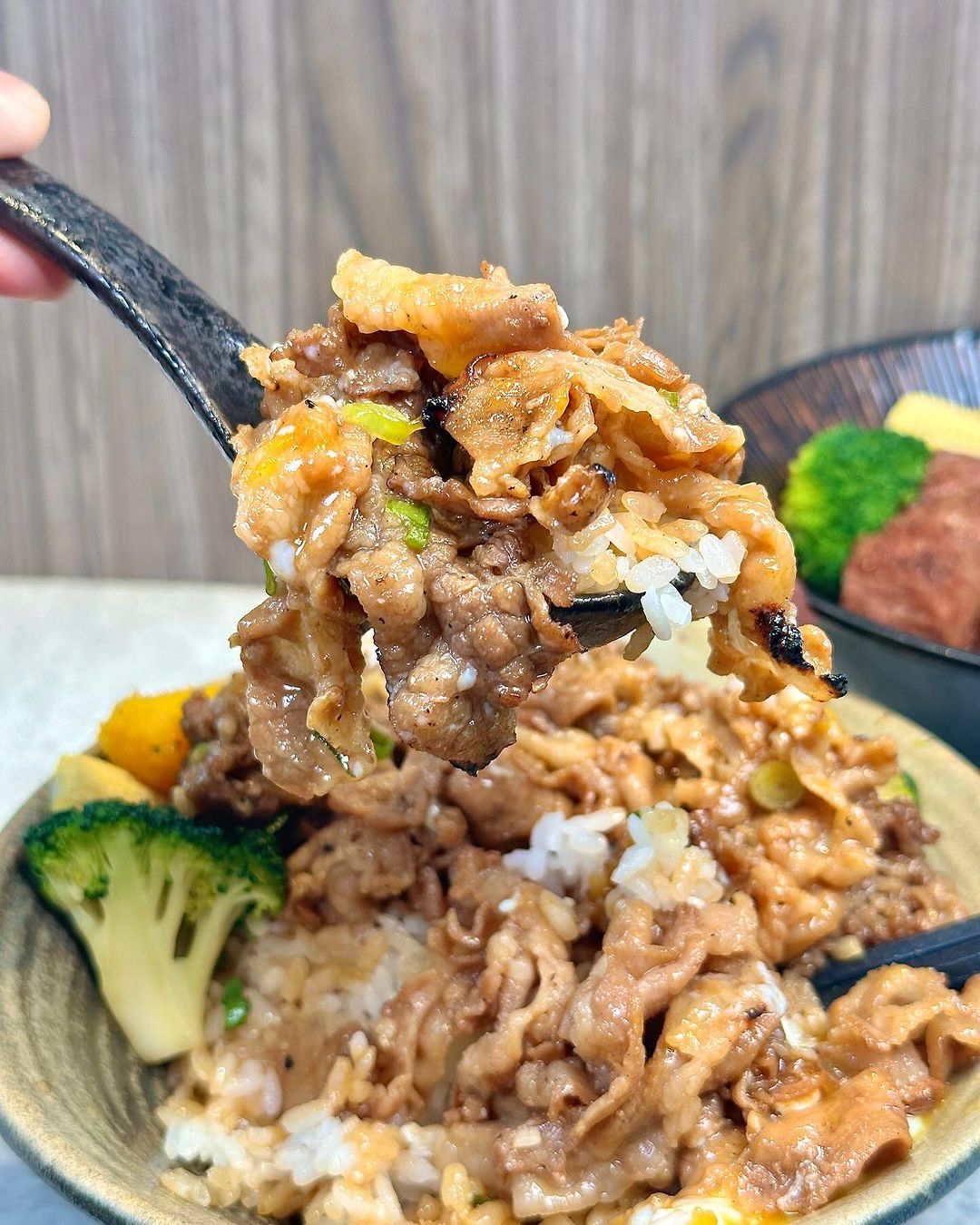 『万x炭火燒肉丼』肉量爆滿燒肉丼  霸氣厚切牛舌丼 @高雄美食底對