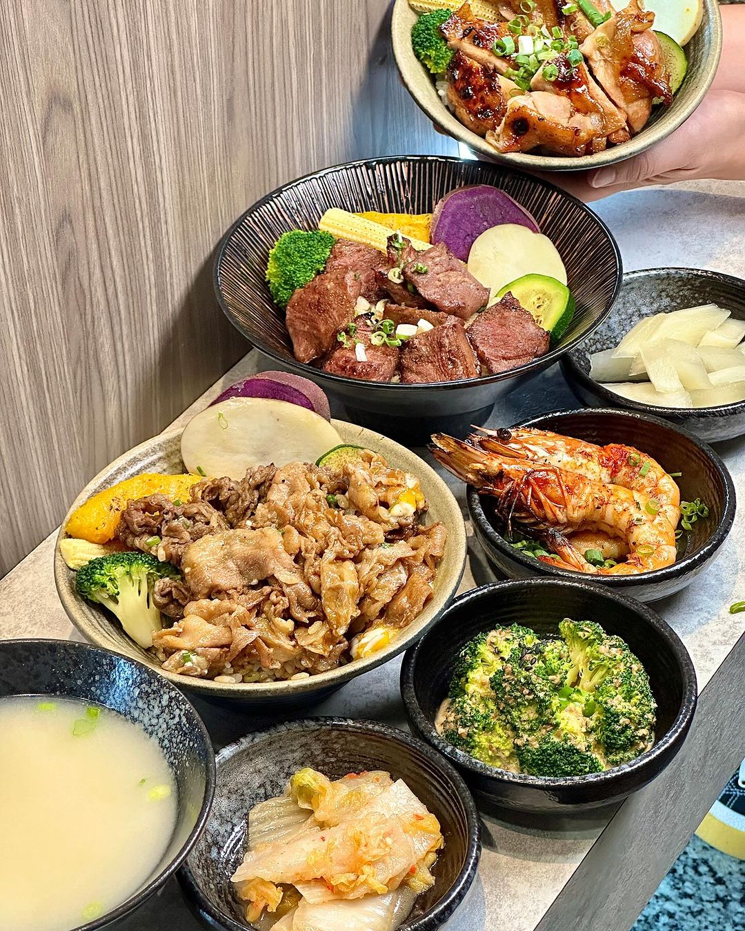 『万x炭火燒肉丼』肉量爆滿燒肉丼  霸氣厚切牛舌丼 @高雄美食底對
