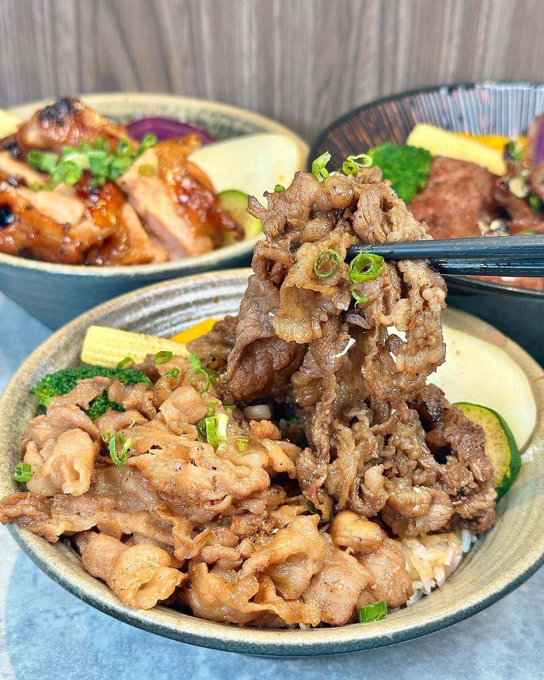 『万x炭火燒肉丼』肉量爆滿燒肉丼  霸氣厚切牛舌丼 @高雄美食底對