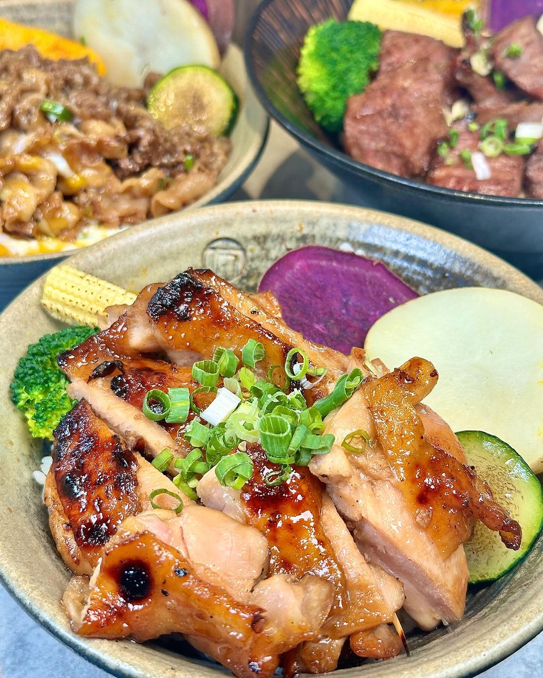 『万x炭火燒肉丼』肉量爆滿燒肉丼  霸氣厚切牛舌丼 @高雄美食底對