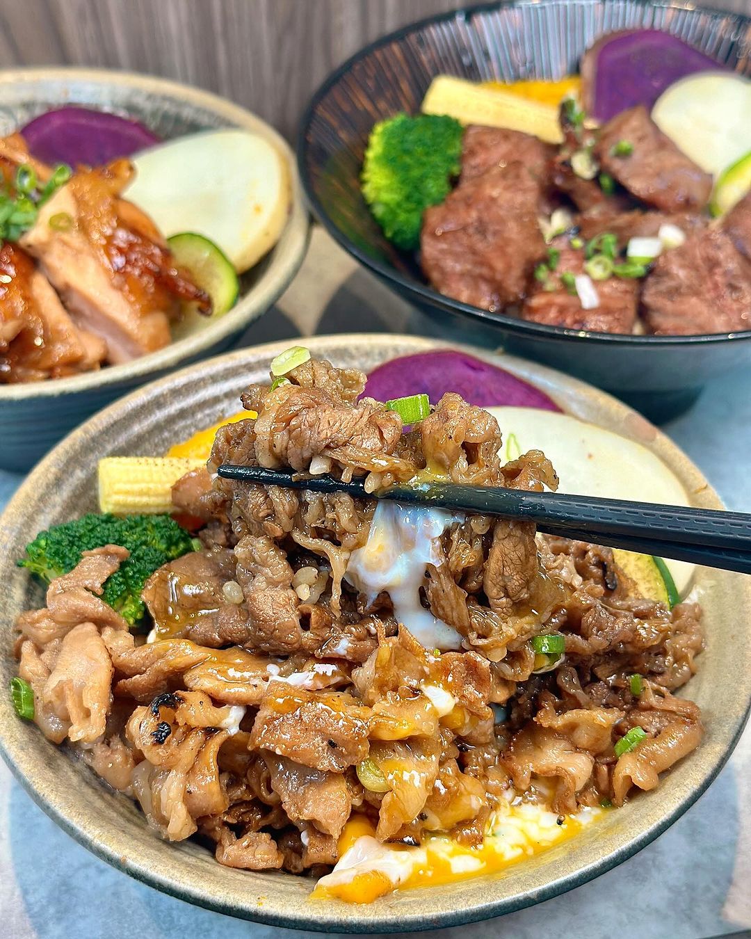 『万x炭火燒肉丼』肉量爆滿燒肉丼  霸氣厚切牛舌丼 @高雄美食底對