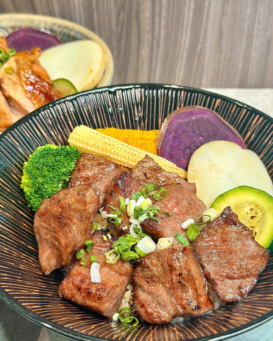 『万x炭火燒肉丼』肉量爆滿燒肉丼  霸氣厚切牛舌丼 @高雄美食底對