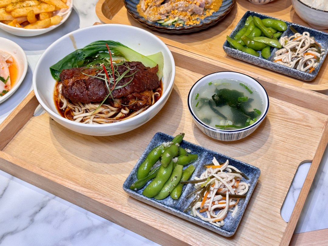 霸氣蔥㸆肋排麵『餓呆E Dai Noodles』文青風好拍照餐點又厲害！好市多大順店周圍美食 @高雄美食底對