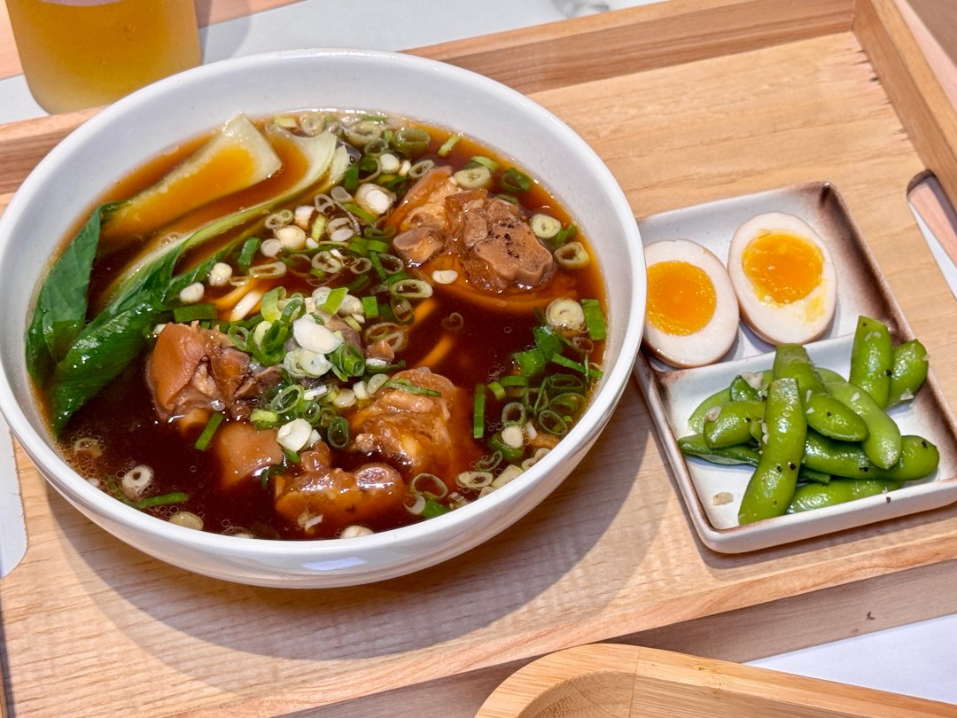 霸氣蔥㸆肋排麵『餓呆E Dai Noodles』文青風好拍照餐點又厲害！好市多大順店周圍美食 @高雄美食底對