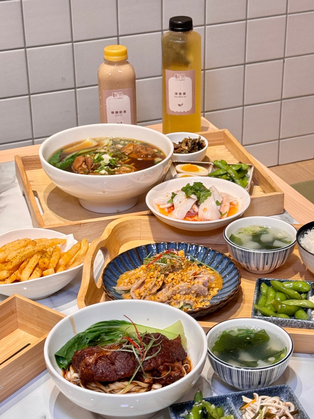霸氣蔥㸆肋排麵『餓呆E Dai Noodles』文青風好拍照餐點又厲害！好市多大順店周圍美食 @高雄美食底對