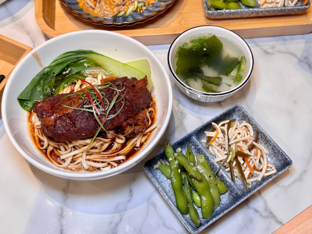 霸氣蔥㸆肋排麵『餓呆E Dai Noodles』文青風好拍照餐點又厲害！好市多大順店周圍美食 @高雄美食底對
