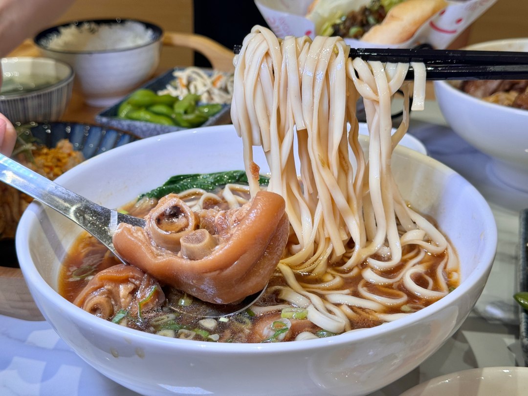 霸氣蔥㸆肋排麵『餓呆E Dai Noodles』文青風好拍照餐點又厲害！好市多大順店周圍美食 @高雄美食底對