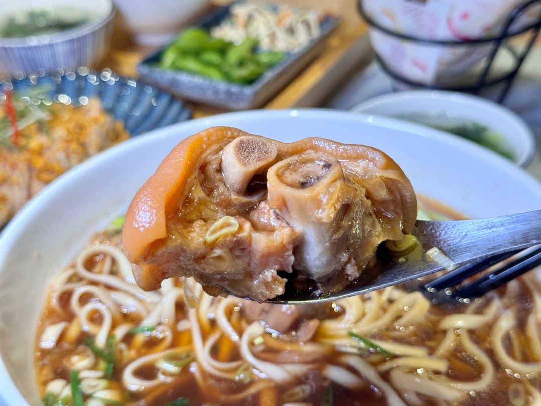 霸氣蔥㸆肋排麵『餓呆E Dai Noodles』文青風好拍照餐點又厲害！好市多大順店周圍美食 @高雄美食底對