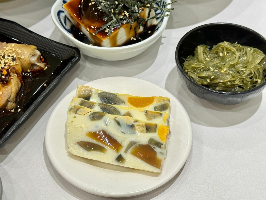高雄文化中心『一川拌麵』塔香番茄皮蛋拌麵超吸睛 高雄拌麵推薦 @高雄美食底對