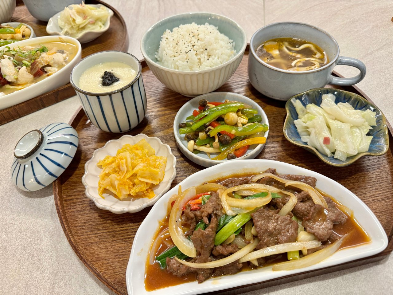這家不只是網美店餐點非常強！『悠 Leisure』酸菜魚 蔥爆牛都是必點～泰式冬蔭功鍋燒意麵 @高雄美食底對