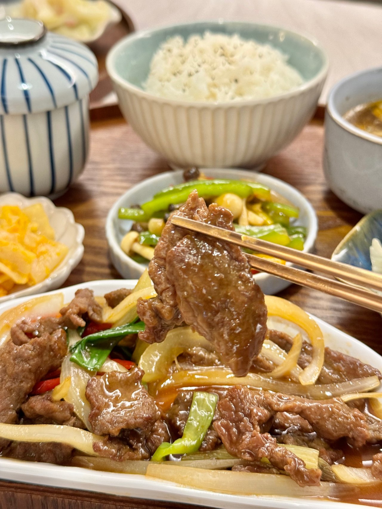 這家不只是網美店餐點非常強！『悠 Leisure』酸菜魚 蔥爆牛都是必點～泰式冬蔭功鍋燒意麵 @高雄美食底對