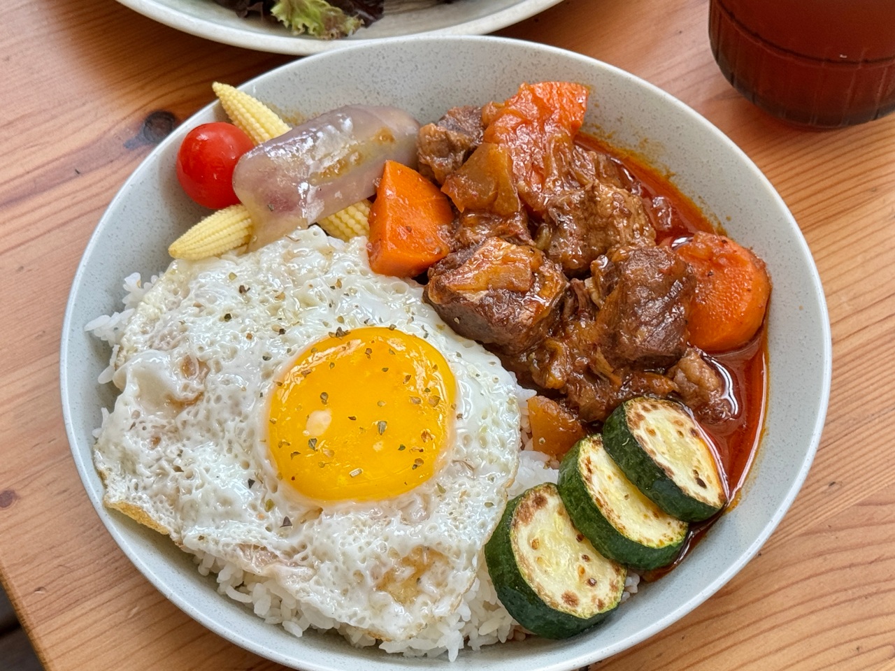 新堀江巷弄可愛小店『魚式如果』燉牛肉飯超級強！親人的勇寶 @高雄美食底對