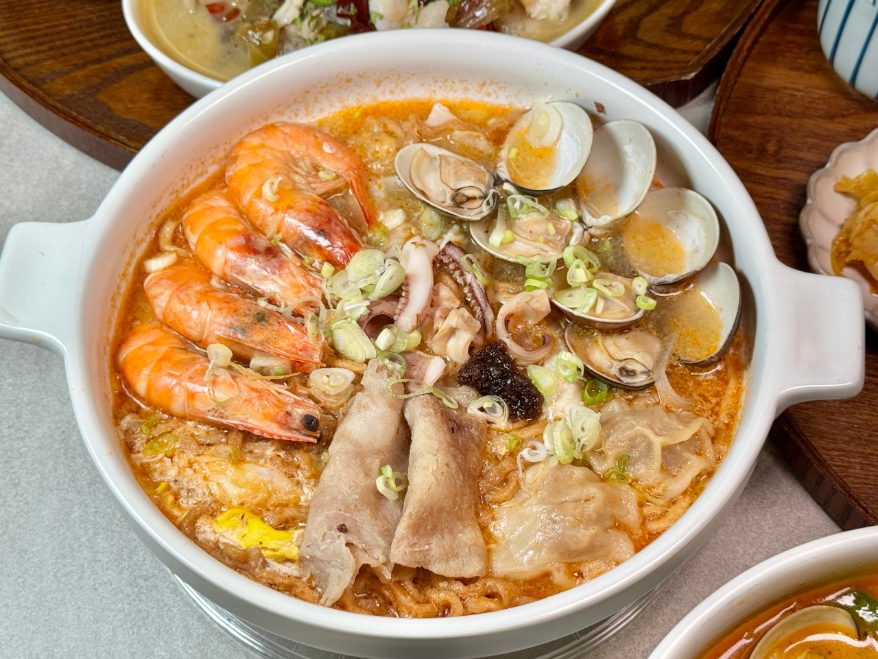 這家不只是網美店餐點非常強！『悠 Leisure』酸菜魚 蔥爆牛都是必點～泰式冬蔭功鍋燒意麵 @高雄美食底對