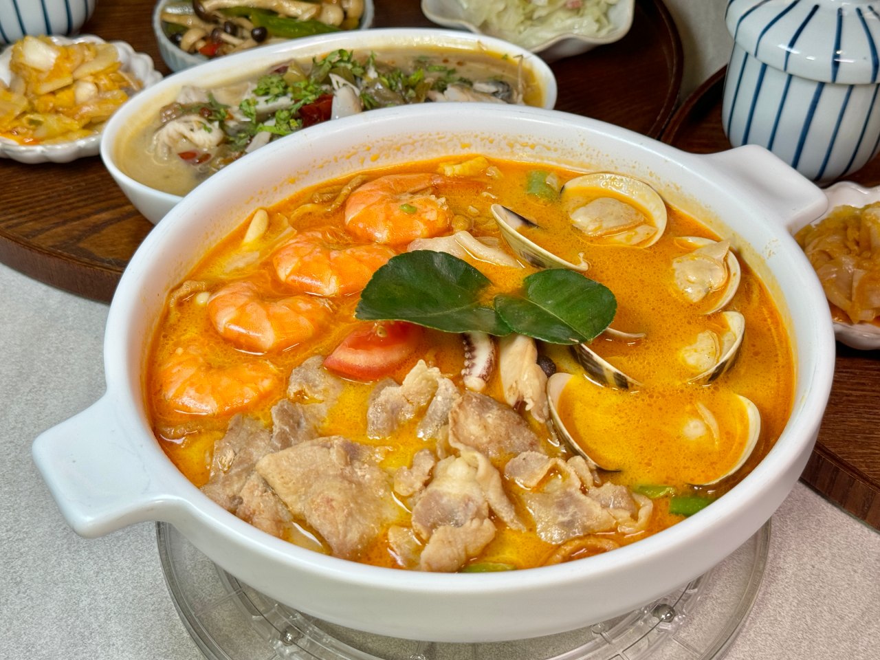 這家不只是網美店餐點非常強！『悠 Leisure』酸菜魚 蔥爆牛都是必點～泰式冬蔭功鍋燒意麵 @高雄美食底對