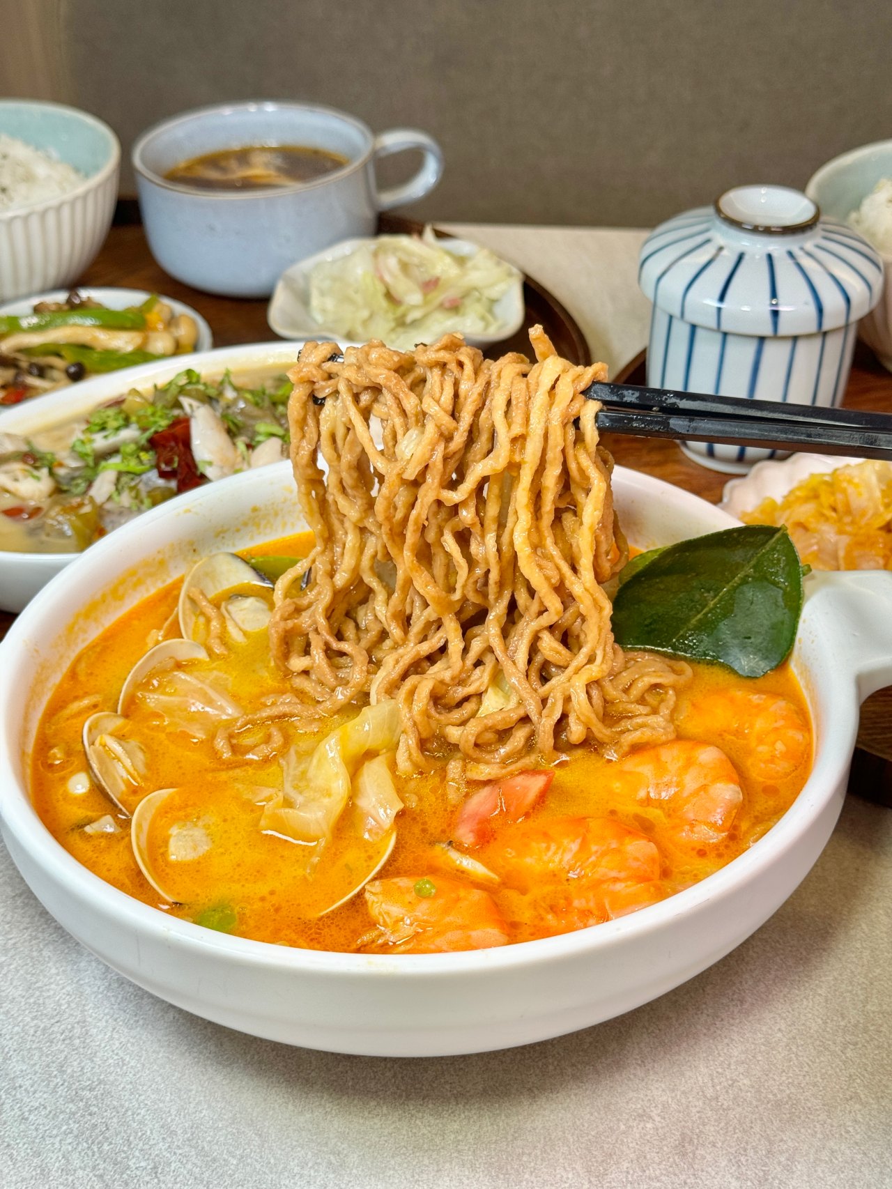 這家不只是網美店餐點非常強！『悠 Leisure』酸菜魚 蔥爆牛都是必點～泰式冬蔭功鍋燒意麵 @高雄美食底對