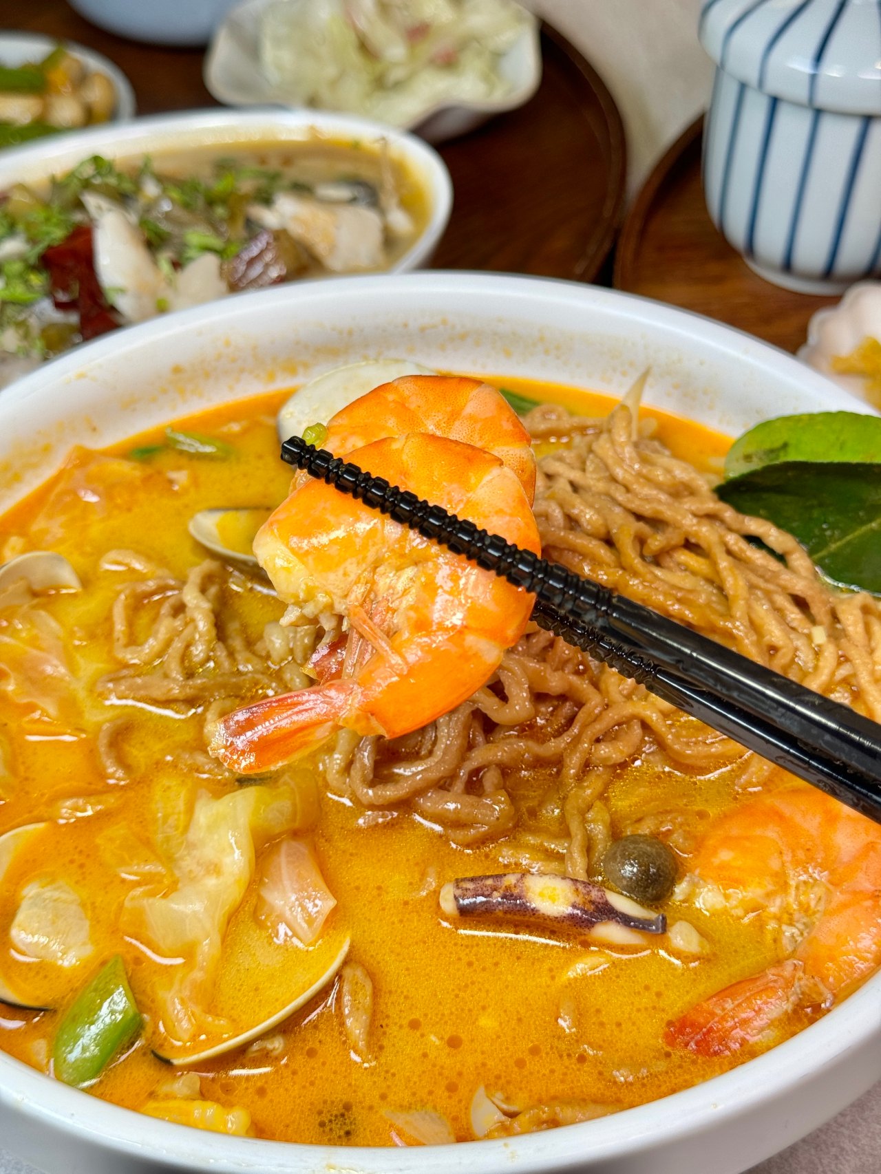 這家不只是網美店餐點非常強！『悠 Leisure』酸菜魚 蔥爆牛都是必點～泰式冬蔭功鍋燒意麵 @高雄美食底對