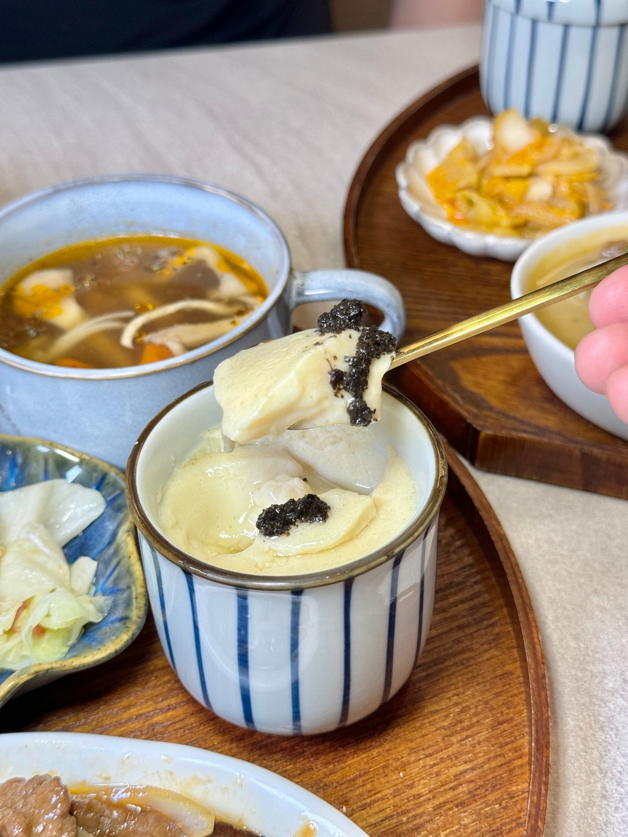 這家不只是網美店餐點非常強！『悠 Leisure』酸菜魚 蔥爆牛都是必點～泰式冬蔭功鍋燒意麵 @高雄美食底對
