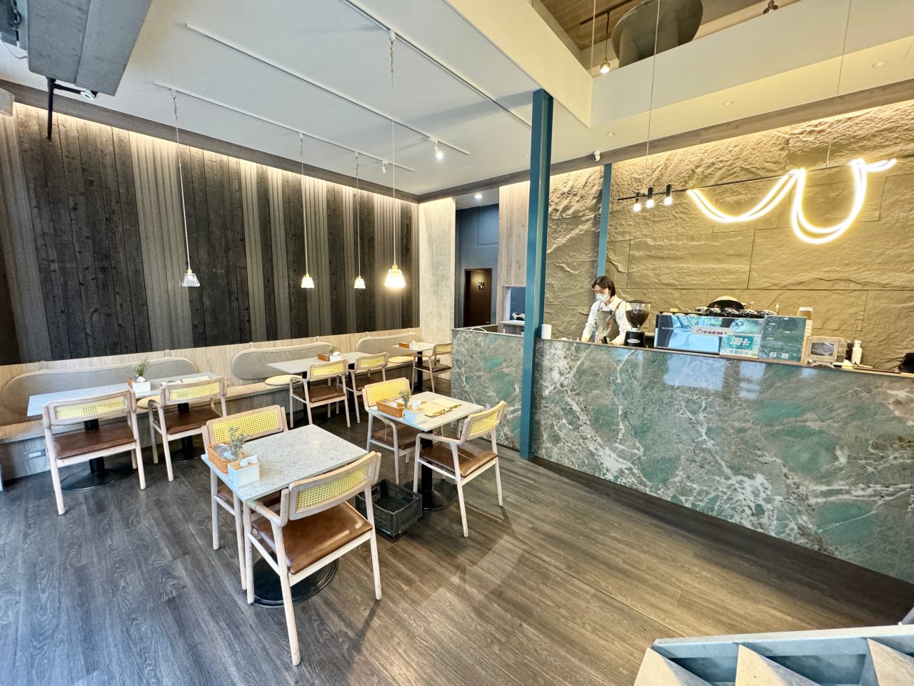 這家不只是網美店餐點非常強！『悠 Leisure』酸菜魚 蔥爆牛都是必點～泰式冬蔭功鍋燒意麵 @高雄美食底對