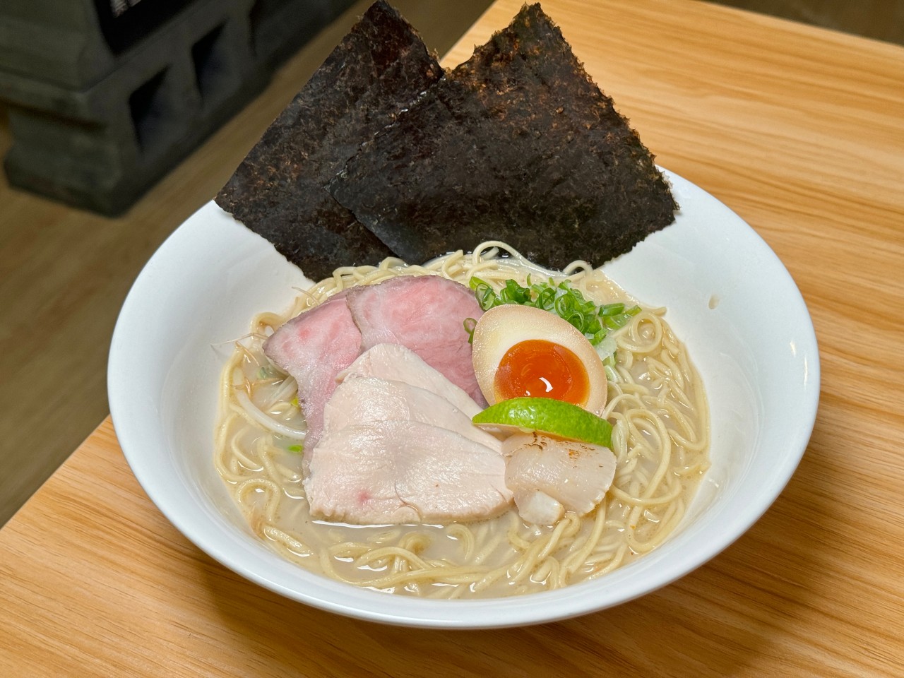 高雄巷弄拉麵『鷺足拉麵』大滿足超澎湃配料宵夜拉麵 @高雄美食底對