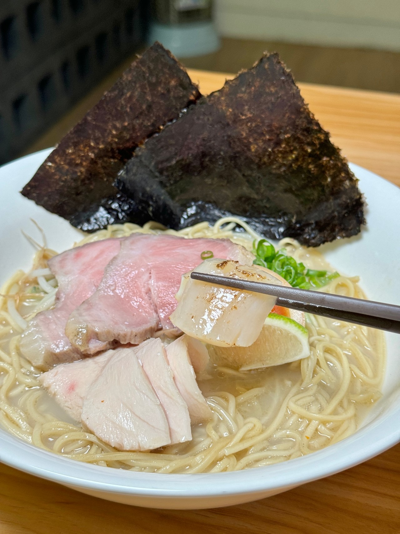 高雄巷弄拉麵『鷺足拉麵』大滿足超澎湃配料宵夜拉麵 @高雄美食底對