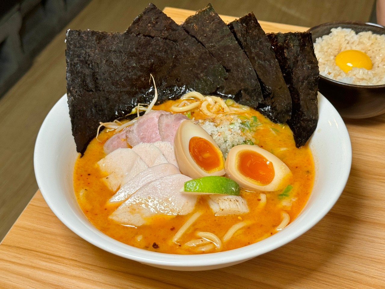 高雄巷弄拉麵『鷺足拉麵』大滿足超澎湃配料宵夜拉麵 @高雄美食底對