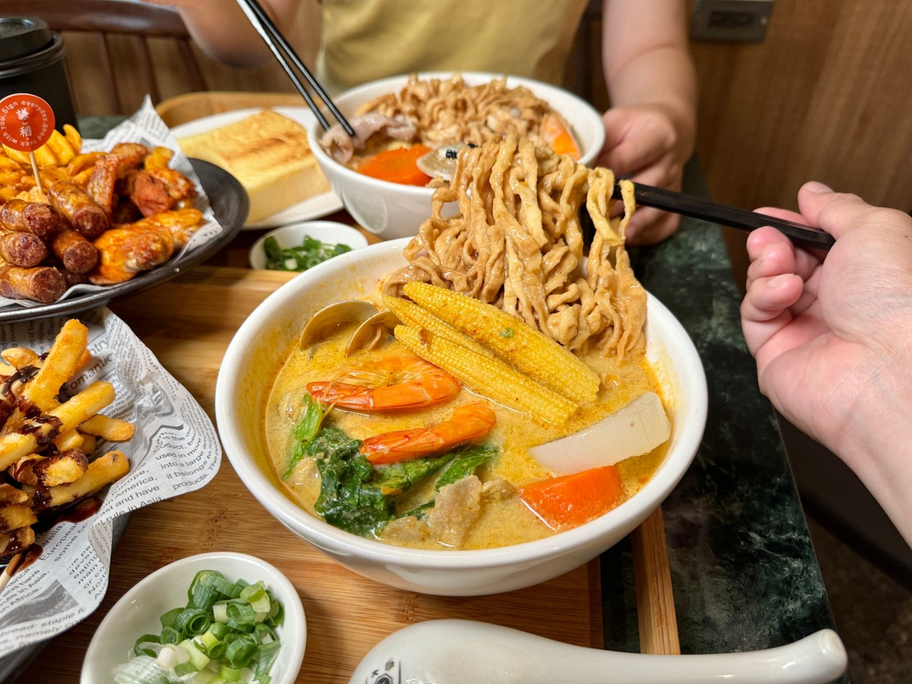 高雄必吃鍋燒意麵『謙稻sign in』老闆手炒叻沙湯頭超威～剝皮辣椒沒有雞鍋燒 @高雄美食底對