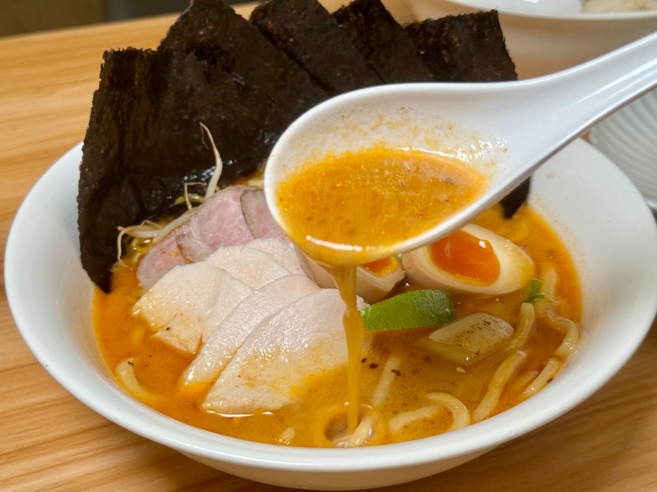 高雄巷弄拉麵『鷺足拉麵』大滿足超澎湃配料宵夜拉麵 @高雄美食底對