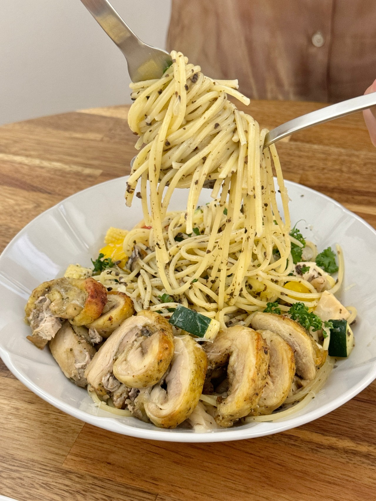 （有菜單）超便宜義大麵！量驚呆還可以免費加麵『義万両 洋食·咖啡』推薦松露奶油雞腿Pasta @高雄美食底對