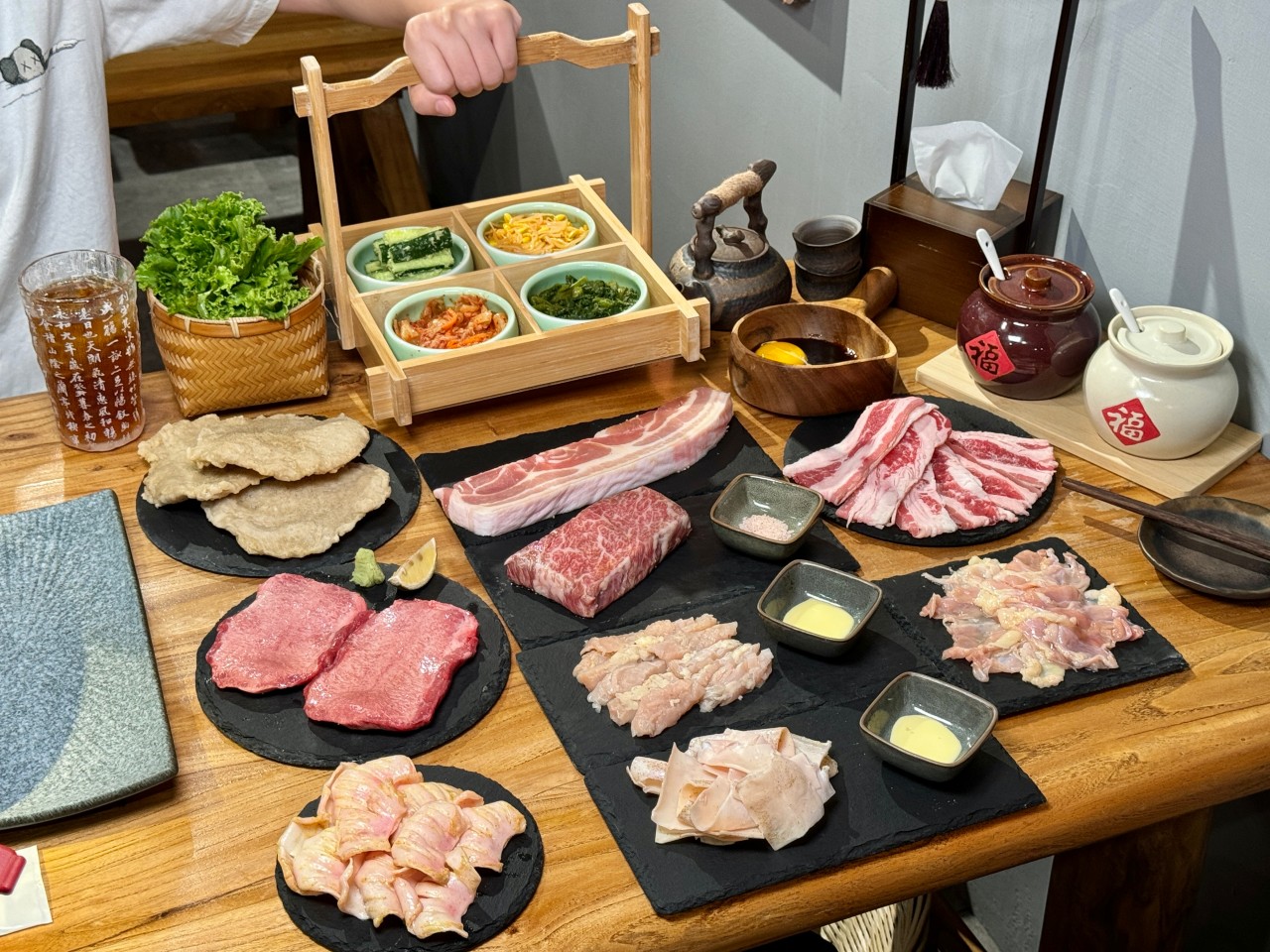 （有菜單）高雄新開幕『酒肉武林』中國風燒肉店！價格實在專人隨桌烤肉服務 @高雄美食底對