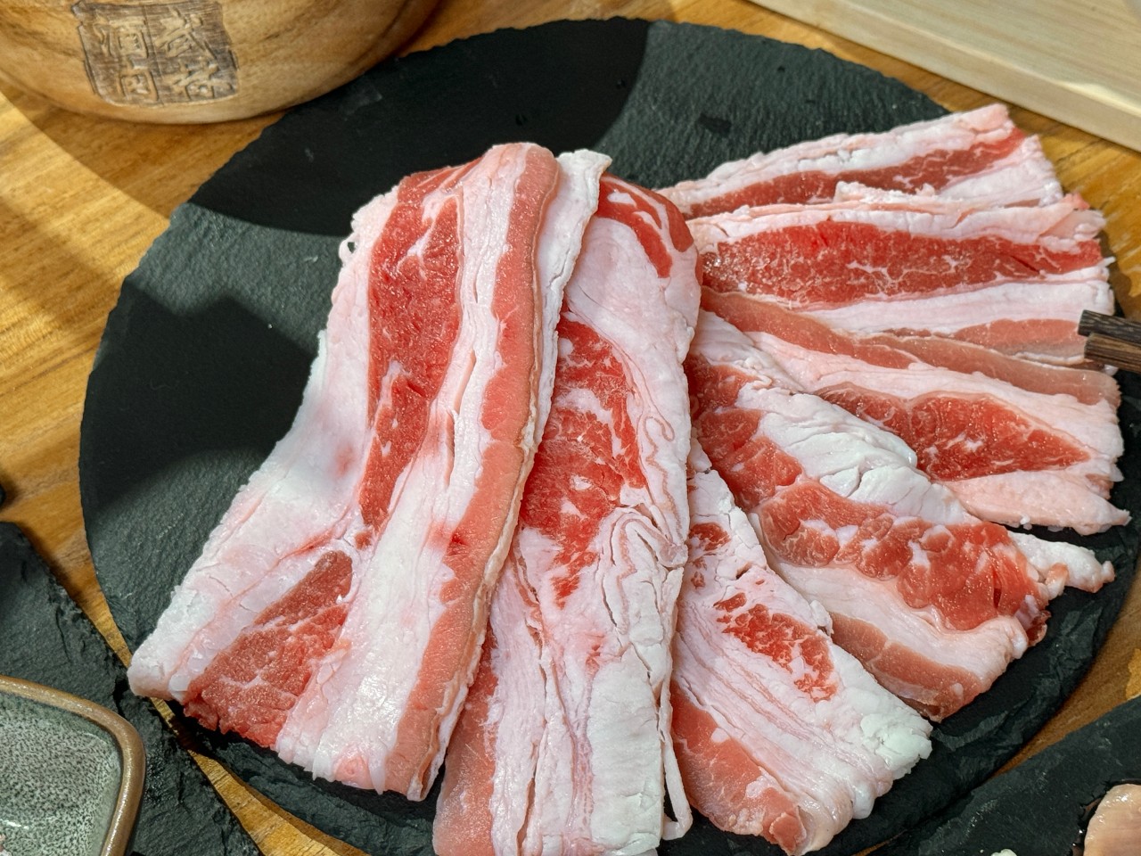 （有菜單）高雄新開幕『酒肉武林』中國風燒肉店！價格實在專人隨桌烤肉服務 @高雄美食底對