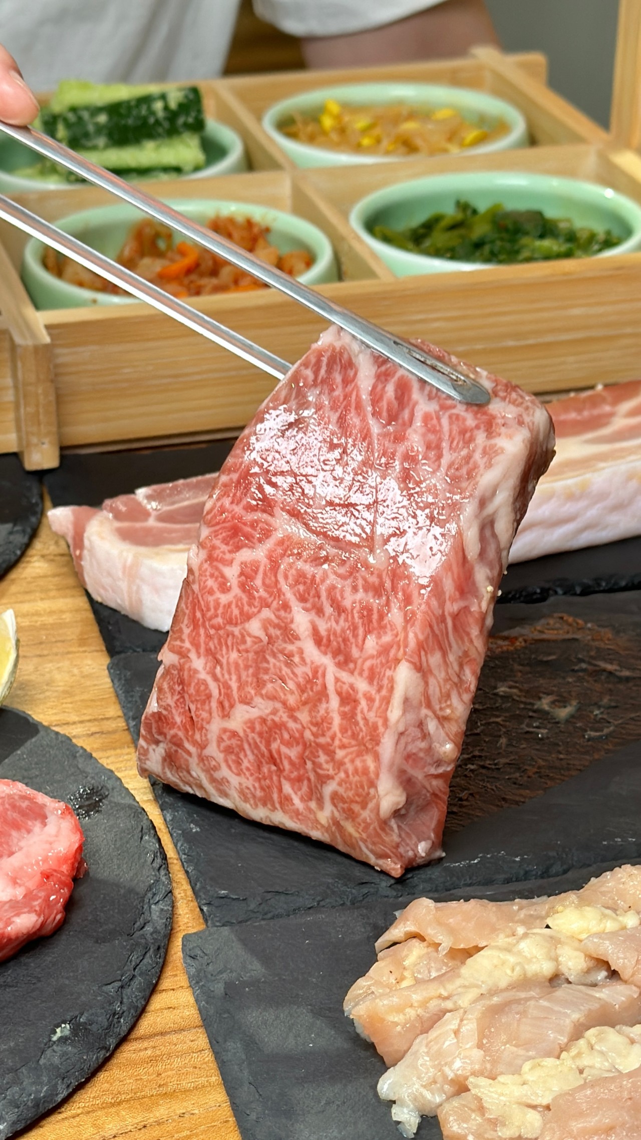 （有菜單）高雄新開幕『酒肉武林』中國風燒肉店！價格實在專人隨桌烤肉服務 @高雄美食底對