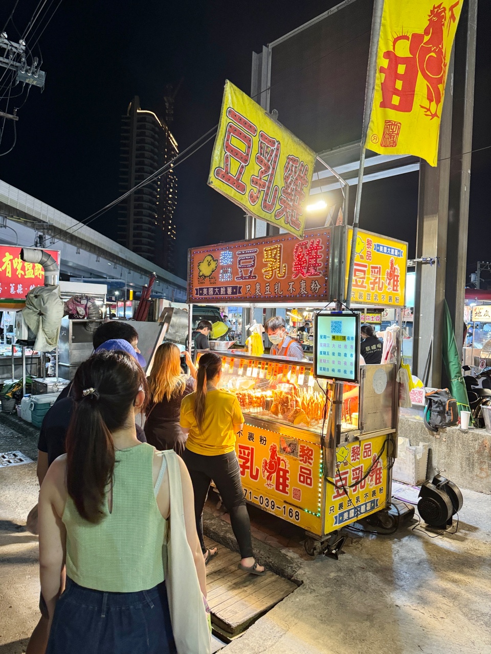 楠梓大社最狂的夜市豆乳雞『黎品豆乳雞』生意炸好！必買一整袋 @高雄美食底對