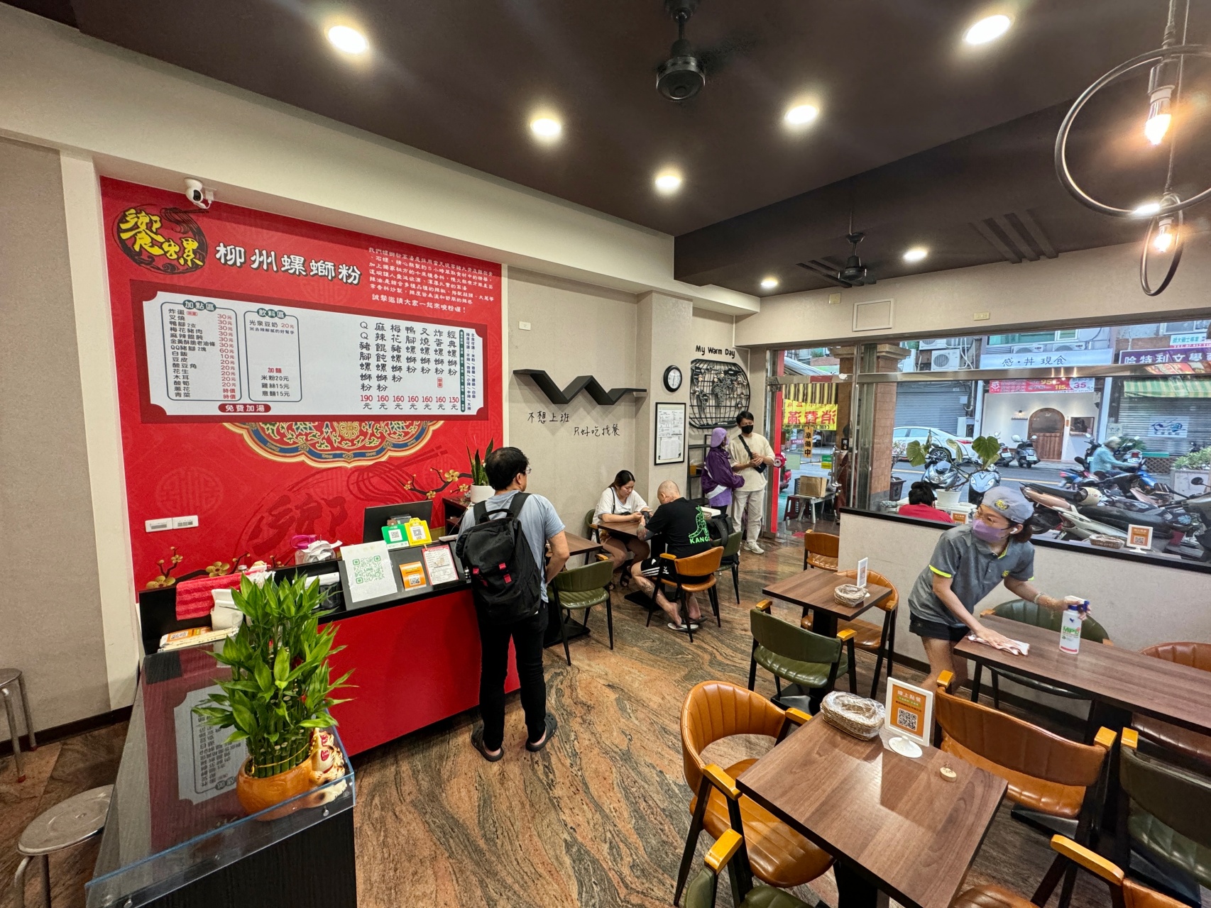 高雄炸蛋螺螄粉超吸睛！『饗螺螺螄粉-五甲南正店』『饗螺螺螄粉-楠梓德民店』麻辣螺獅湯頭超級香必吃 @高雄美食底對