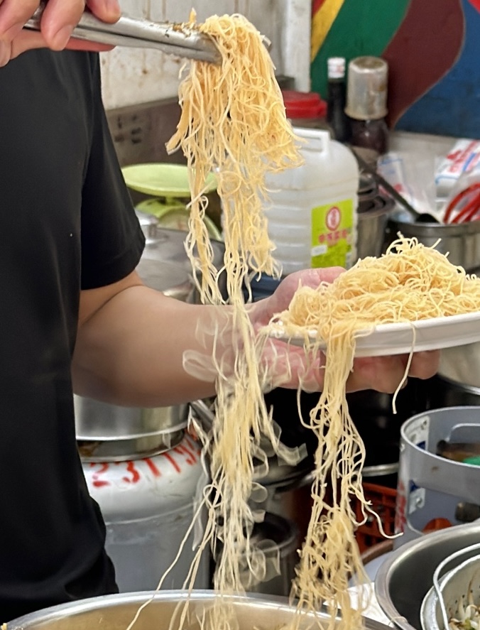 新興區美食『55年老店豬血湯』高雄最好吃的瘦肉肉燥飯，炒米粉、豬血湯也超讚 @高雄美食底對
