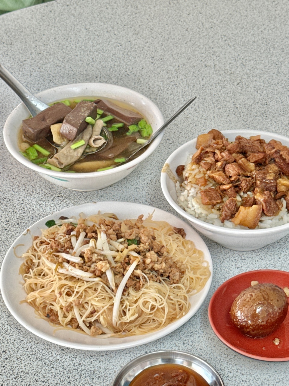 新興區美食『55年老店豬血湯』高雄最好吃的瘦肉肉燥飯，炒米粉、豬血湯也超讚 @高雄美食底對