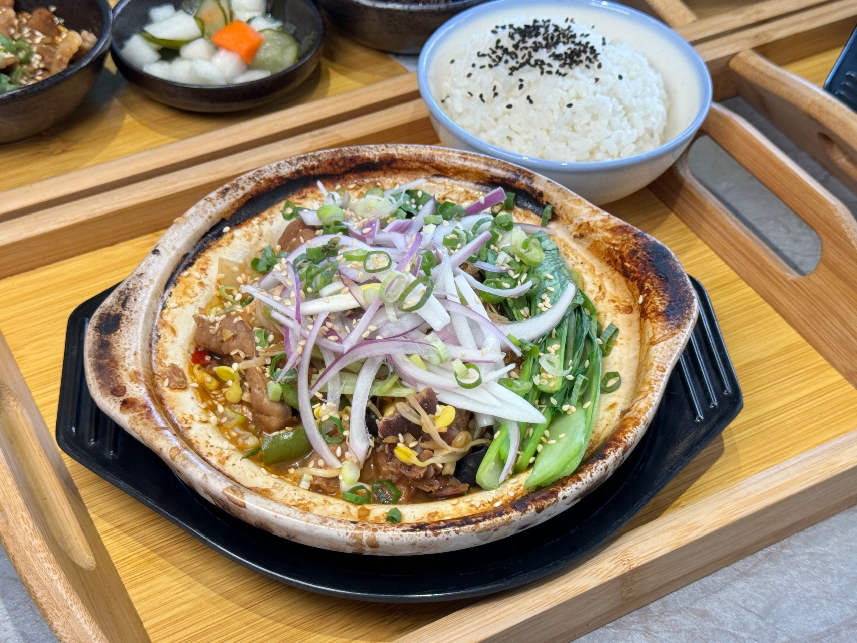 （有完整菜單）這鍋有點強！『小卒砂鍋雞米飯-鳳山青年店』內用外帶都爆棚主打平價的川味砂鍋雞米飯 @高雄美食底對
