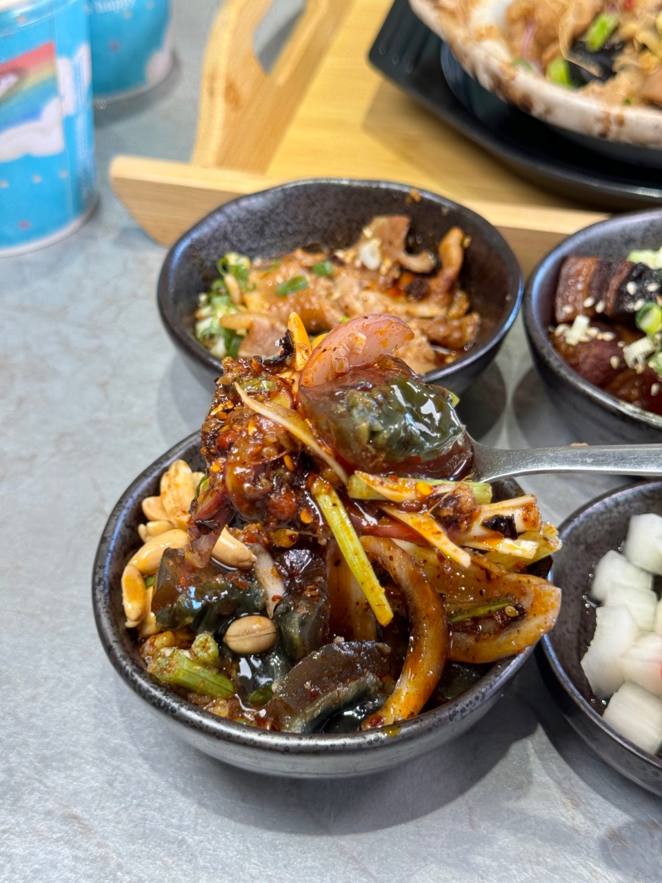 （有完整菜單）這鍋有點強！『小卒砂鍋雞米飯-鳳山青年店』內用外帶都爆棚主打平價的川味砂鍋雞米飯 @高雄美食底對