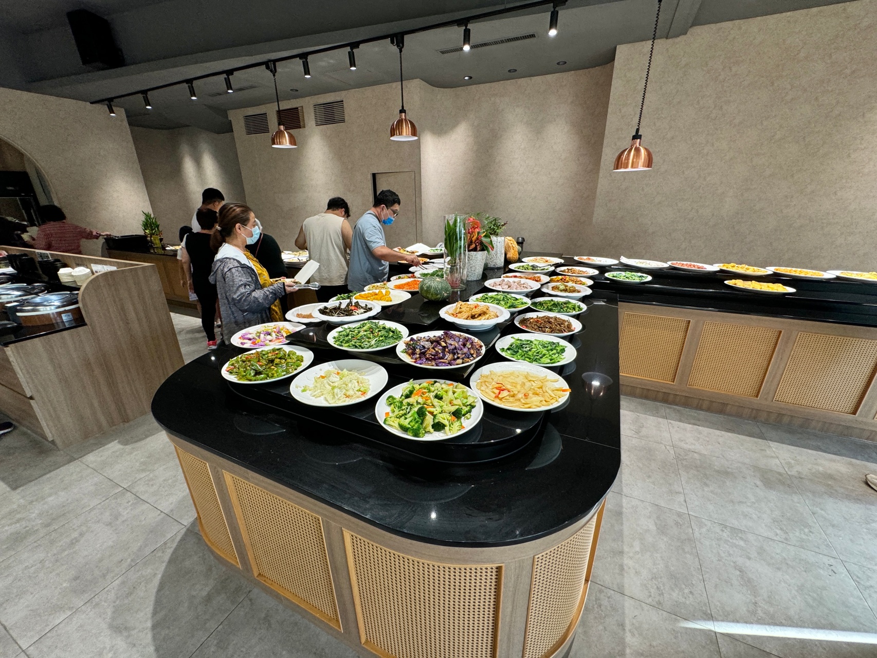 新開幕超爆棚蔬食自助餐『四季村四季村自助餐廚坊 鳳山店』氣派舒適用餐空間，大東文化藝術中心周邊美食推薦 @高雄美食底對
