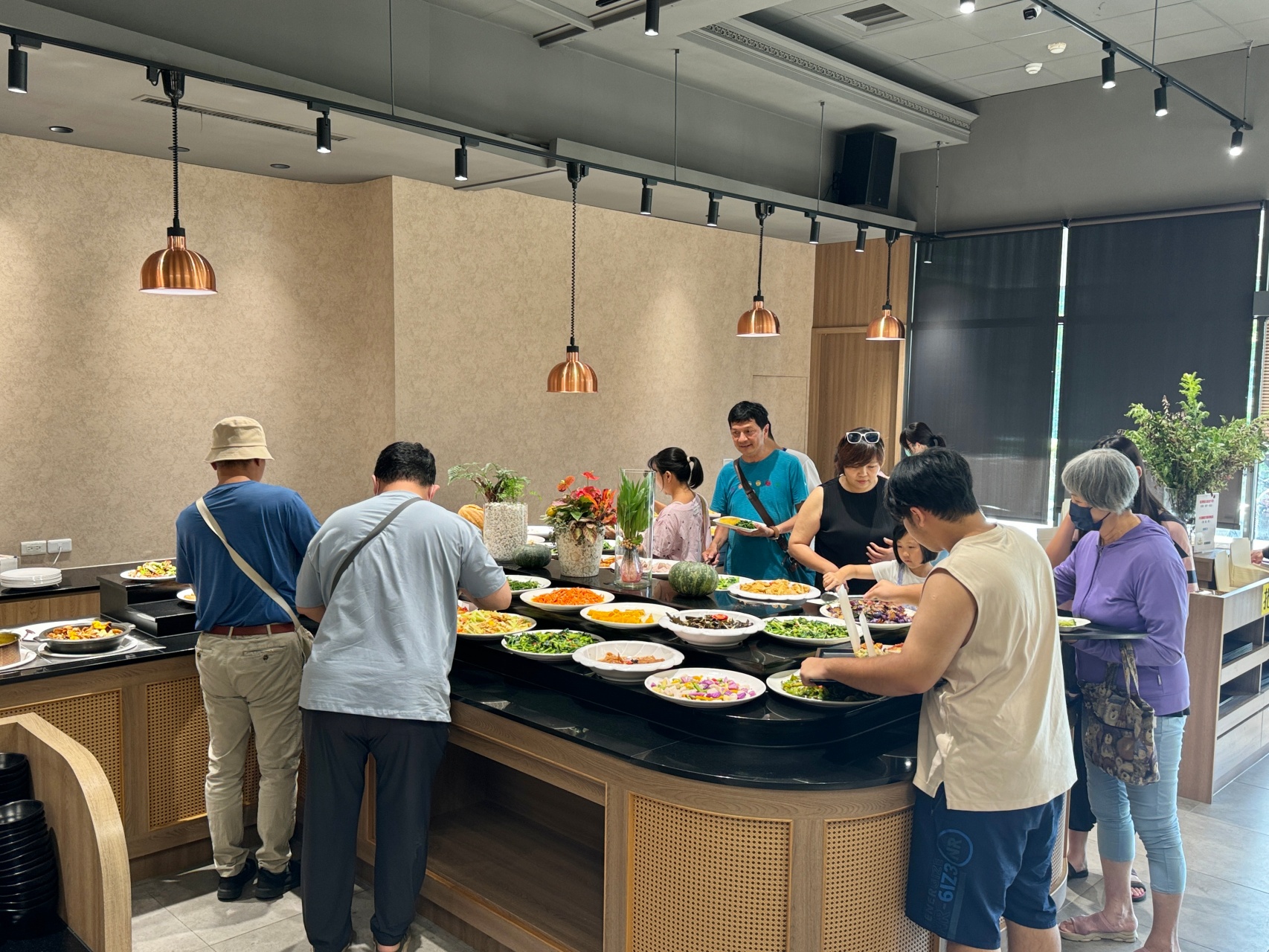 新開幕超爆棚蔬食自助餐『四季村四季村自助餐廚坊 鳳山店』氣派舒適用餐空間，大東文化藝術中心周邊美食推薦 @高雄美食底對