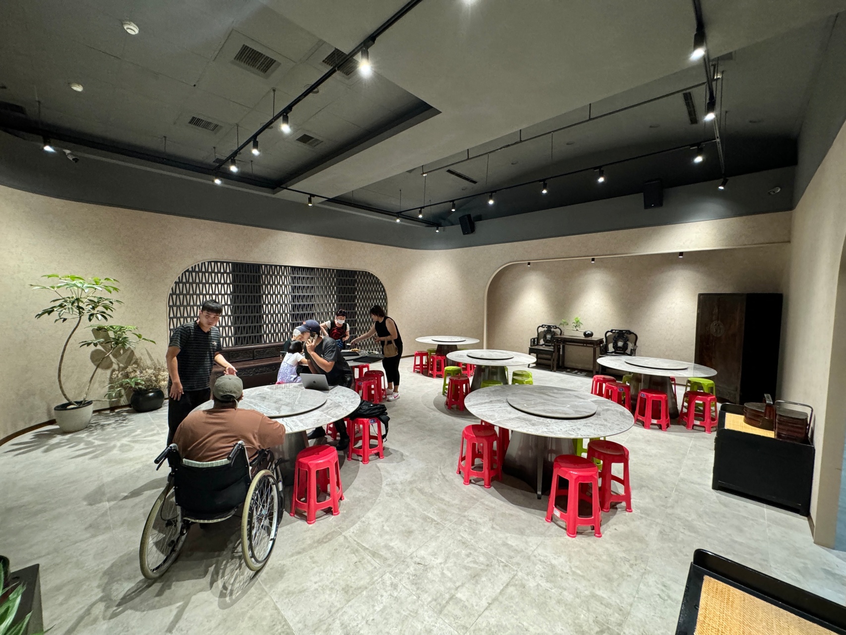 新開幕超爆棚蔬食自助餐『四季村四季村自助餐廚坊 鳳山店』氣派舒適用餐空間，大東文化藝術中心周邊美食推薦 @高雄美食底對