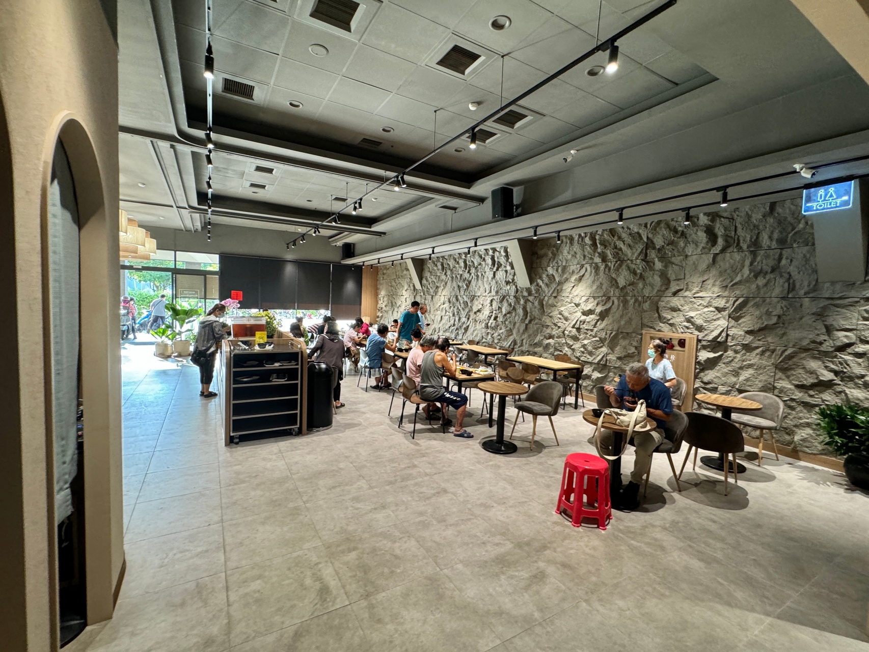 新開幕超爆棚蔬食自助餐『四季村四季村自助餐廚坊 鳳山店』氣派舒適用餐空間，大東文化藝術中心周邊美食推薦 @高雄美食底對