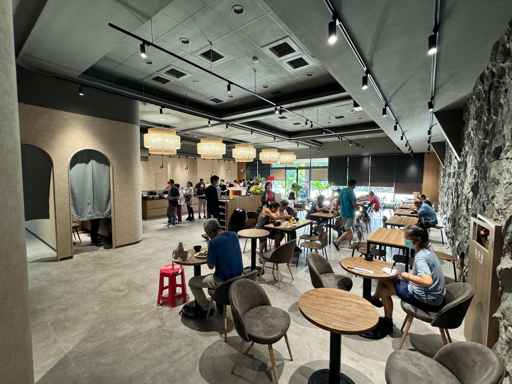 新開幕超爆棚蔬食自助餐『四季村四季村自助餐廚坊 鳳山店』氣派舒適用餐空間，大東文化藝術中心周邊美食推薦 @高雄美食底對