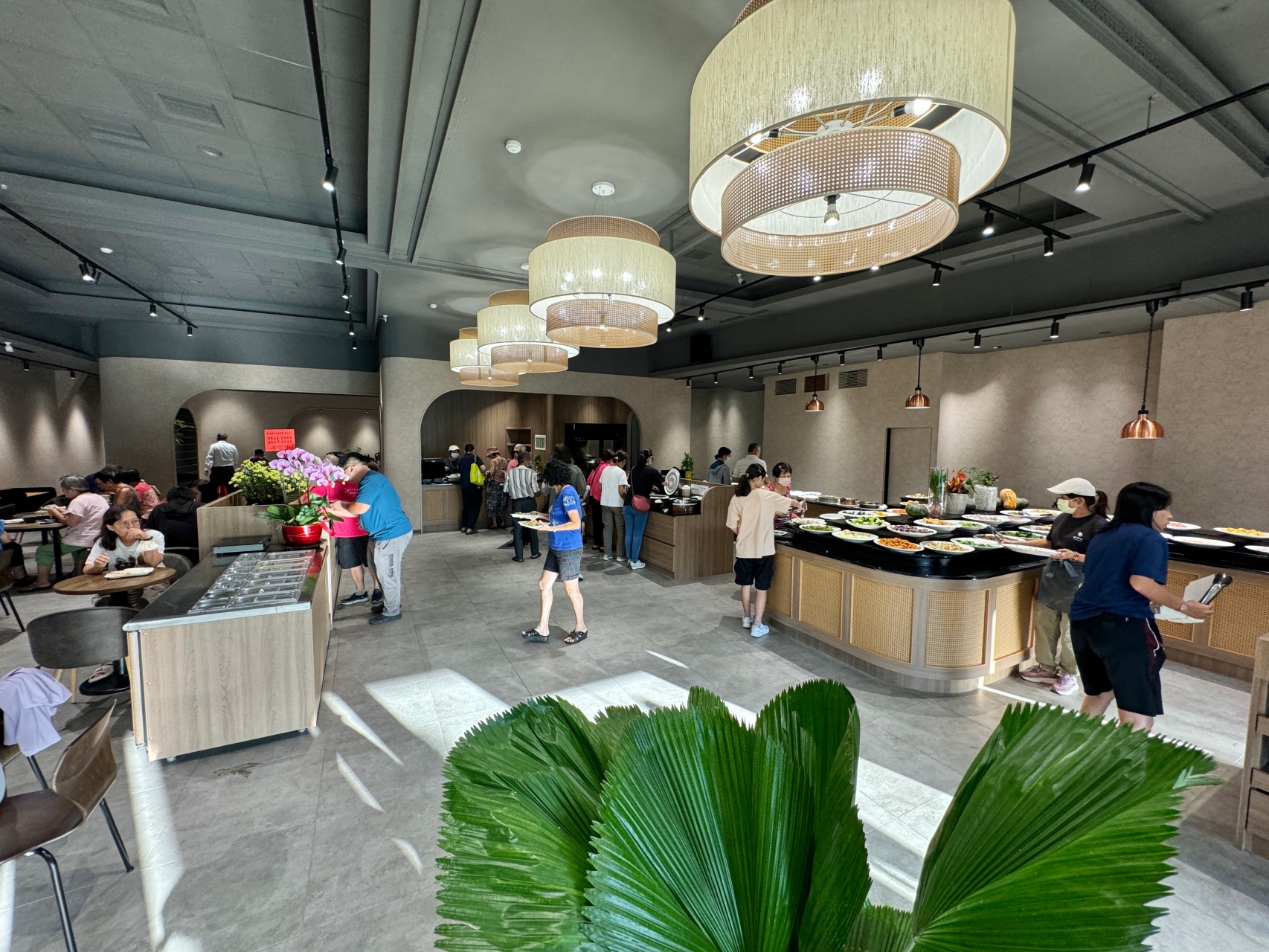 新開幕超爆棚蔬食自助餐『四季村四季村自助餐廚坊 鳳山店』氣派舒適用餐空間，大東文化藝術中心周邊美食推薦 @高雄美食底對