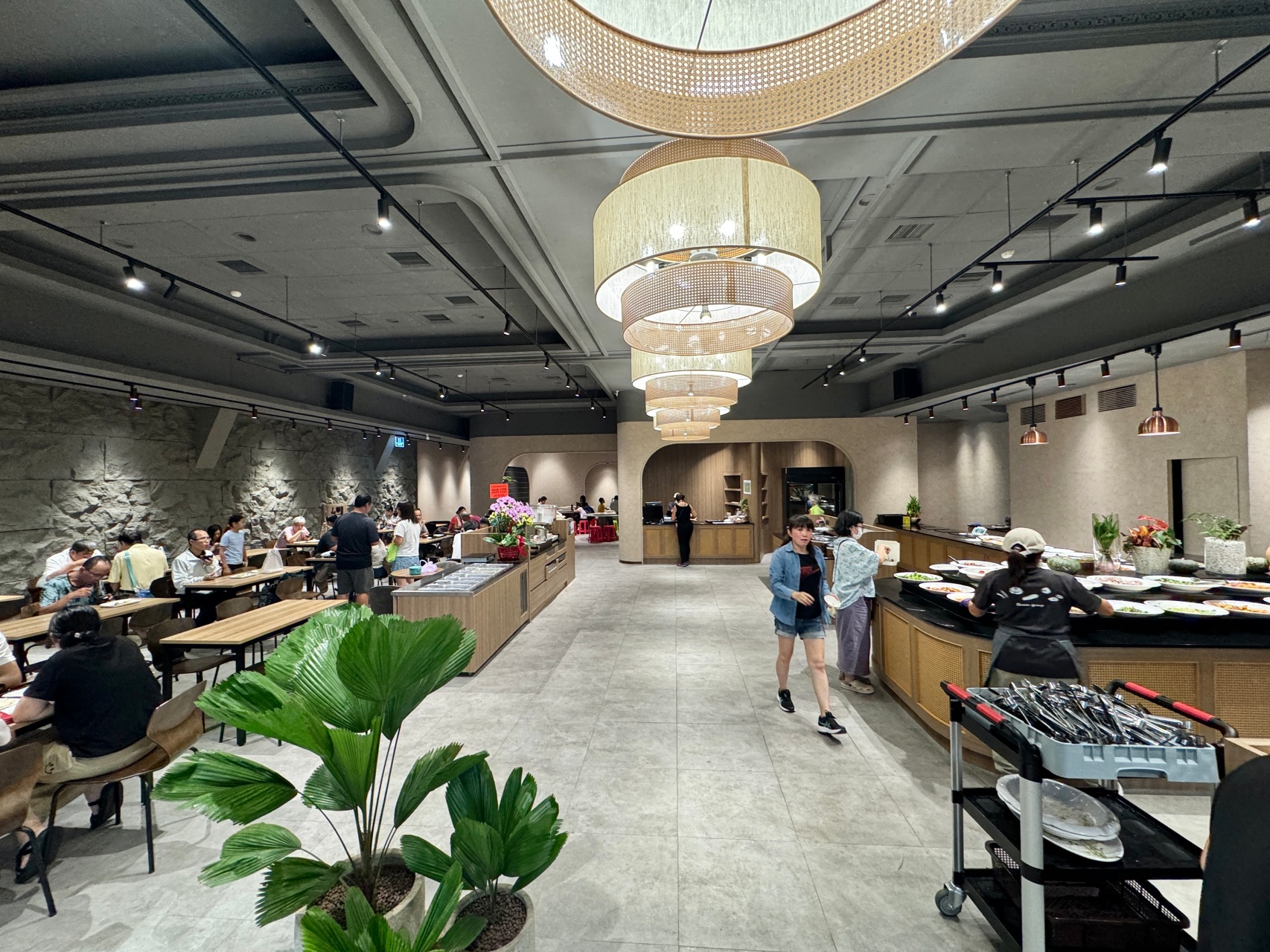 新開幕超爆棚蔬食自助餐『四季村四季村自助餐廚坊 鳳山店』氣派舒適用餐空間，大東文化藝術中心周邊美食推薦 @高雄美食底對
