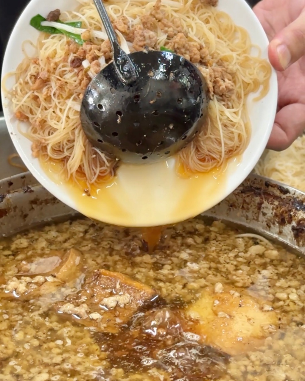 新興區美食『55年老店豬血湯』高雄最好吃的瘦肉肉燥飯，炒米粉、豬血湯也超讚 @高雄美食底對
