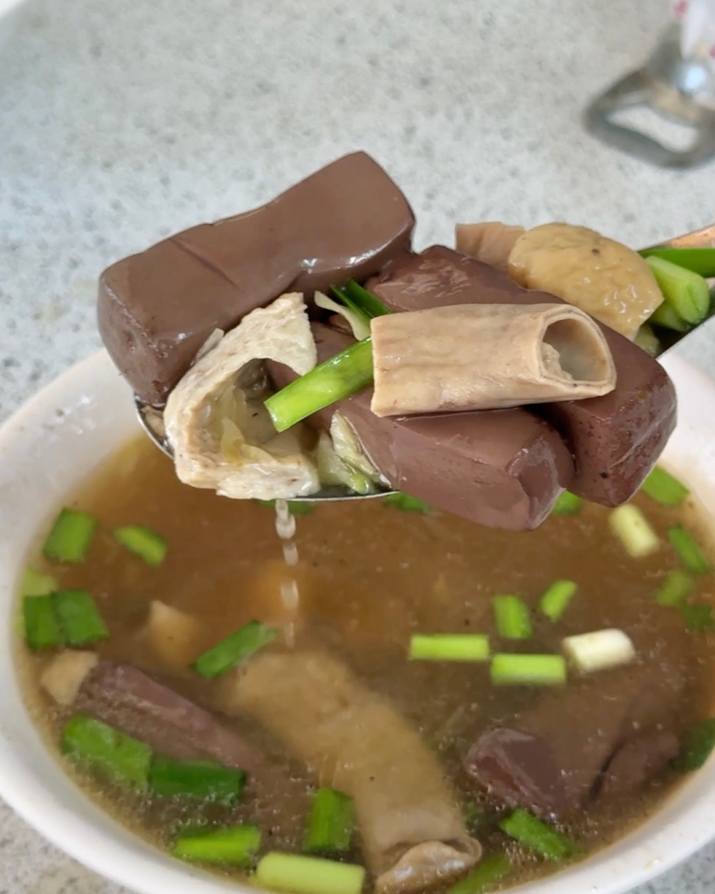 新興區美食『55年老店豬血湯』高雄最好吃的瘦肉肉燥飯，炒米粉、豬血湯也超讚 @高雄美食底對